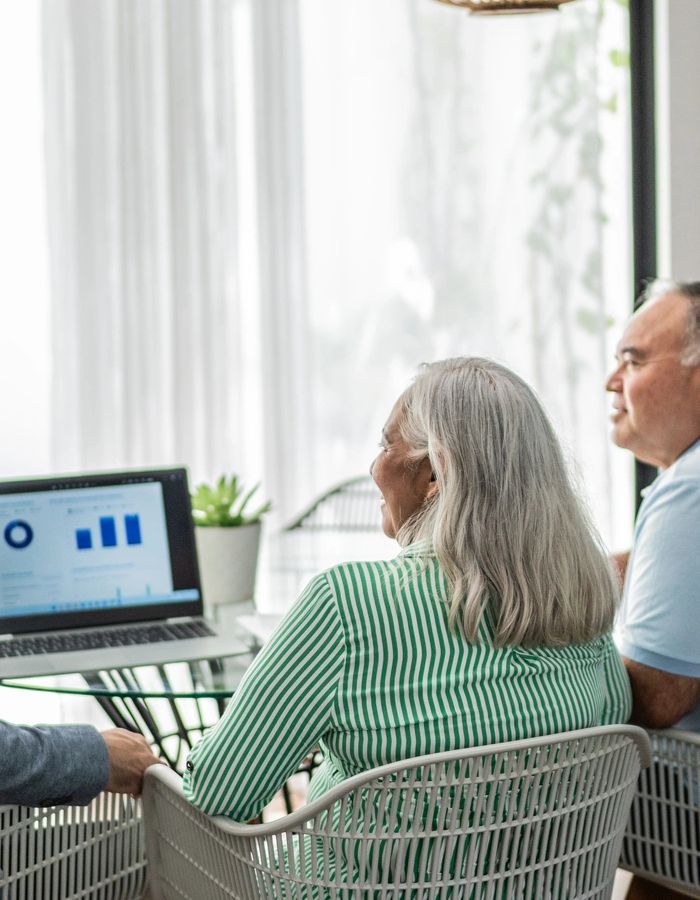 Senior care advisor meeting with family